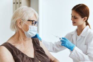 Read more about the article Seniorzy wciąż mogą zaszczepić się przeciwko grypie!