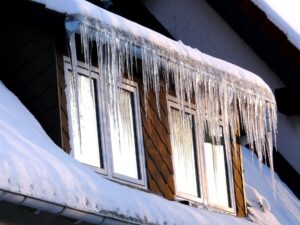 Read more about the article Przypomnienie o obowiązku usuwania śniegu i sopli lodowych