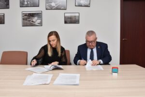 Read more about the article Podpisanie umowy na przebudowę dróg gminnych