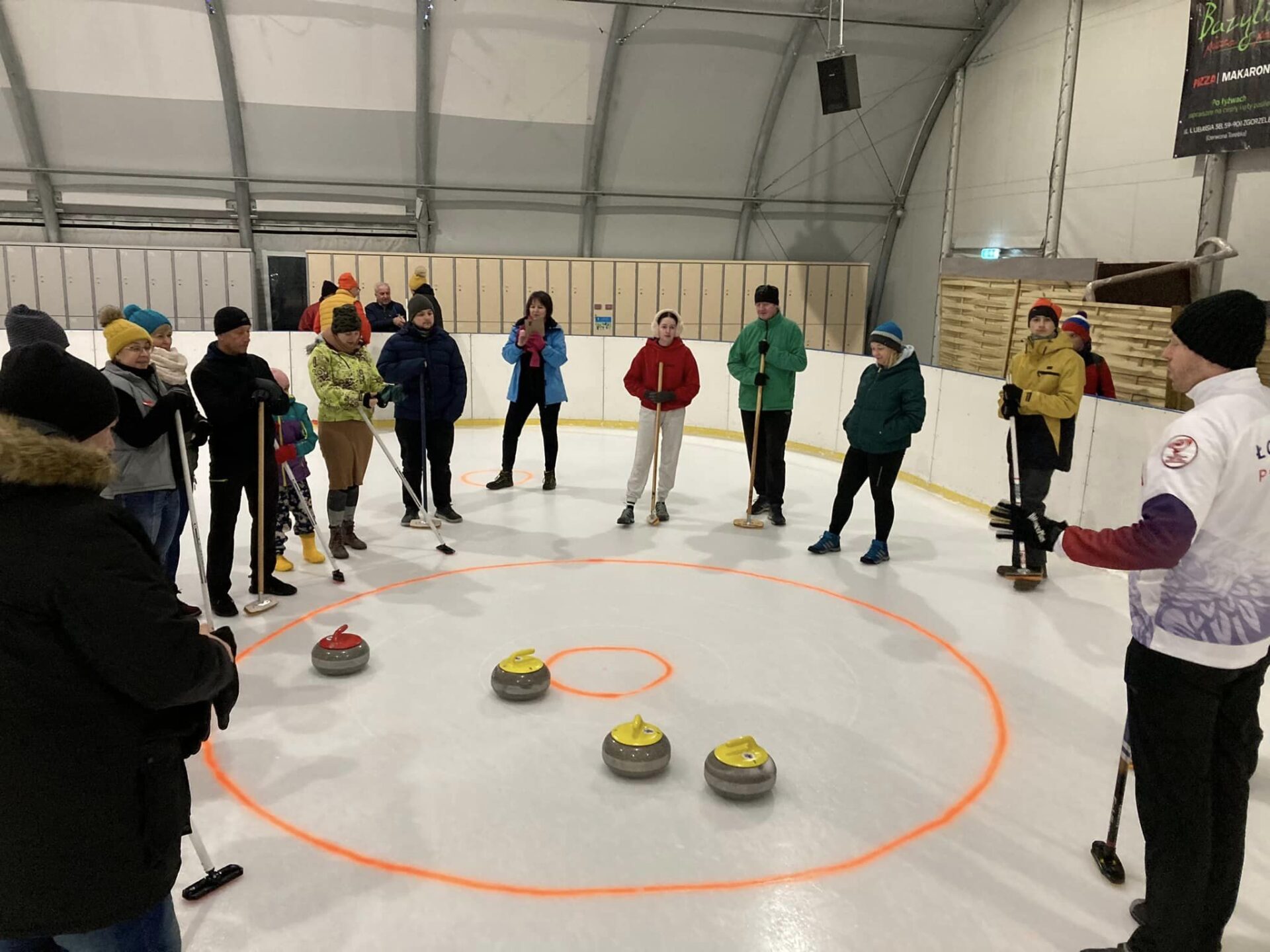 Read more about the article Curling na lodowisku w Łagowie