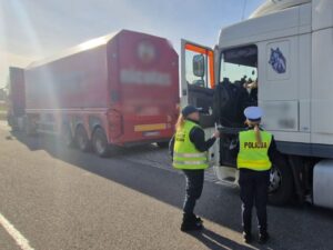 Read more about the article Wspólne działania Policji i Inspekcji Transportu Drogowego na rzecz poprawy bezpieczeństwa w ruchu drogowym