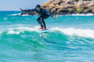 Read more about the article Jak bezpiecznie rozpocząć przygodę z surfowaniem na desce eFoil?