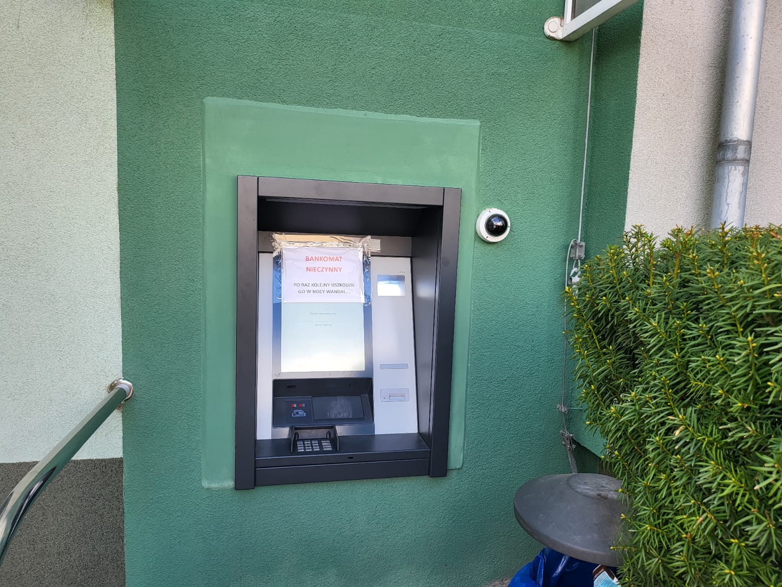 You are currently viewing PIEŃSK – Wandal uszkodził bankomat