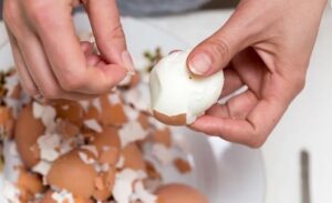 Read more about the article Dlaczego niektóre jajka źle się obiera?