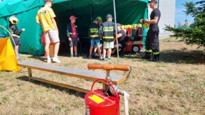 Read more about the article Strażacy z JRG Zgorzelec prowadzą zajęcia podczas letniej akcji Kindermiasto