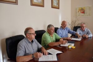 Read more about the article „ Mała Wieś Górna – Radzimów droga dojazdowa do gruntów rolnych” – Podpisanie umowy