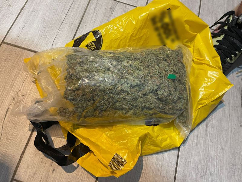 You are currently viewing Prawie pół kilograma marihuany zabezpieczone przez policjantów z Bogatyni