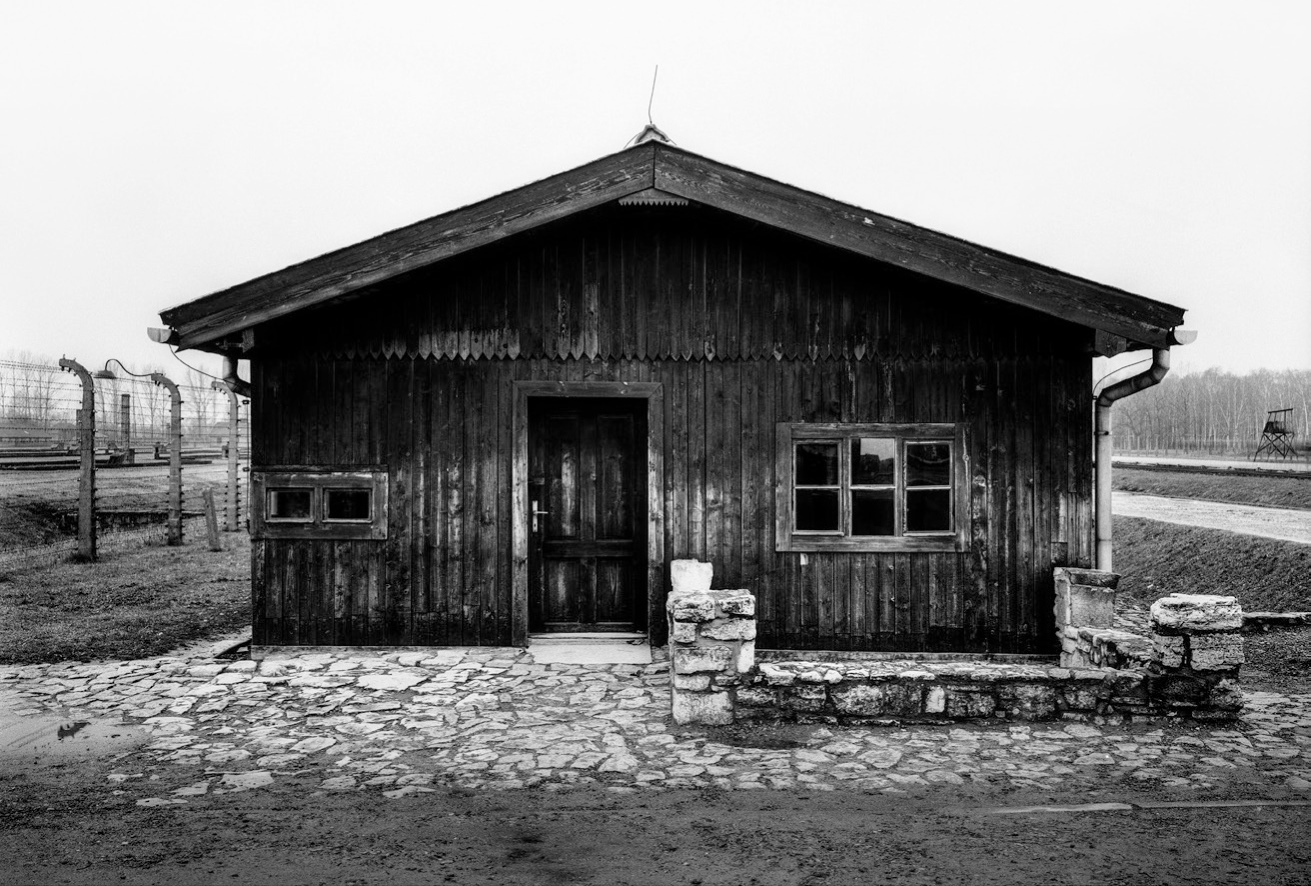 You are currently viewing Wystawa fotografii „Auschwitz – architektura obozu zagłady”