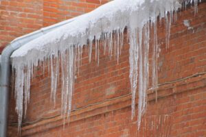 Read more about the article Przypomnienie o obowiązku odśnieżania chodnika i usuwania śniegu i sopli z dachu