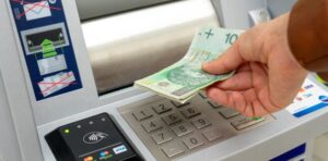 Read more about the article Uwaga na wypłaty z bankomatów