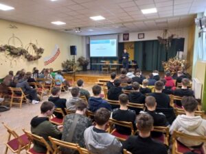 Read more about the article W ramach obchodów „Dnia Bezpiecznego Internetu” policjantki odwiedziły jedną ze zgorzeleckich szkół