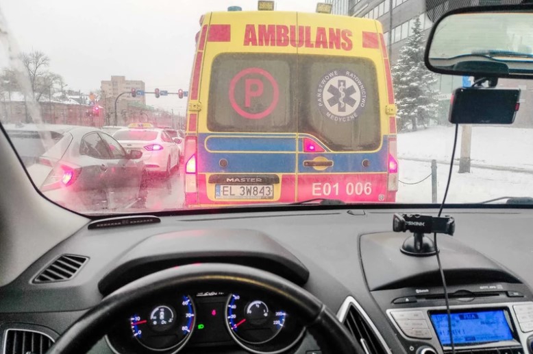You are currently viewing Czy można wyprzedzić ambulans na sygnale?