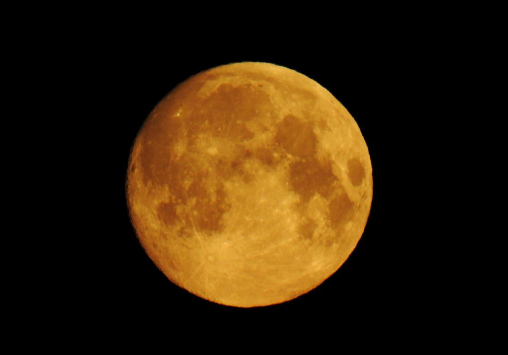 You are currently viewing Robaczywy Księżyc na wiosennym niebie