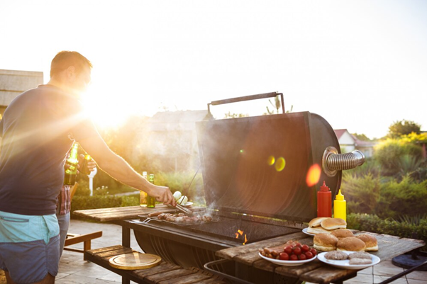 Read more about the article Grill gazowy Weber – czy to odpowiedni grill do użytku domowego?