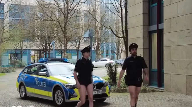 You are currently viewing Niemieccy policjanci protestują bez spodni