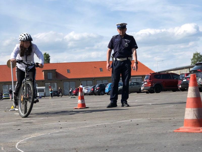 Read more about the article Policjanci uczestniczą w egzaminach na karty rowerowe