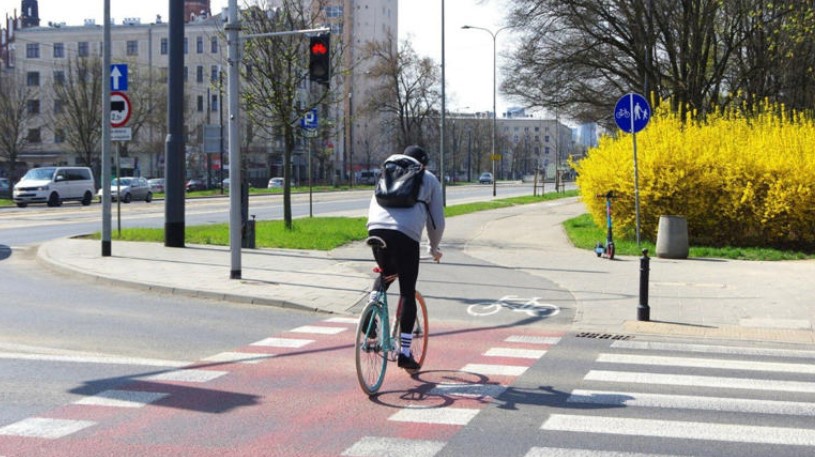 Read more about the article Czy jazda rowerem po chodniku jest zgodna z prawem?